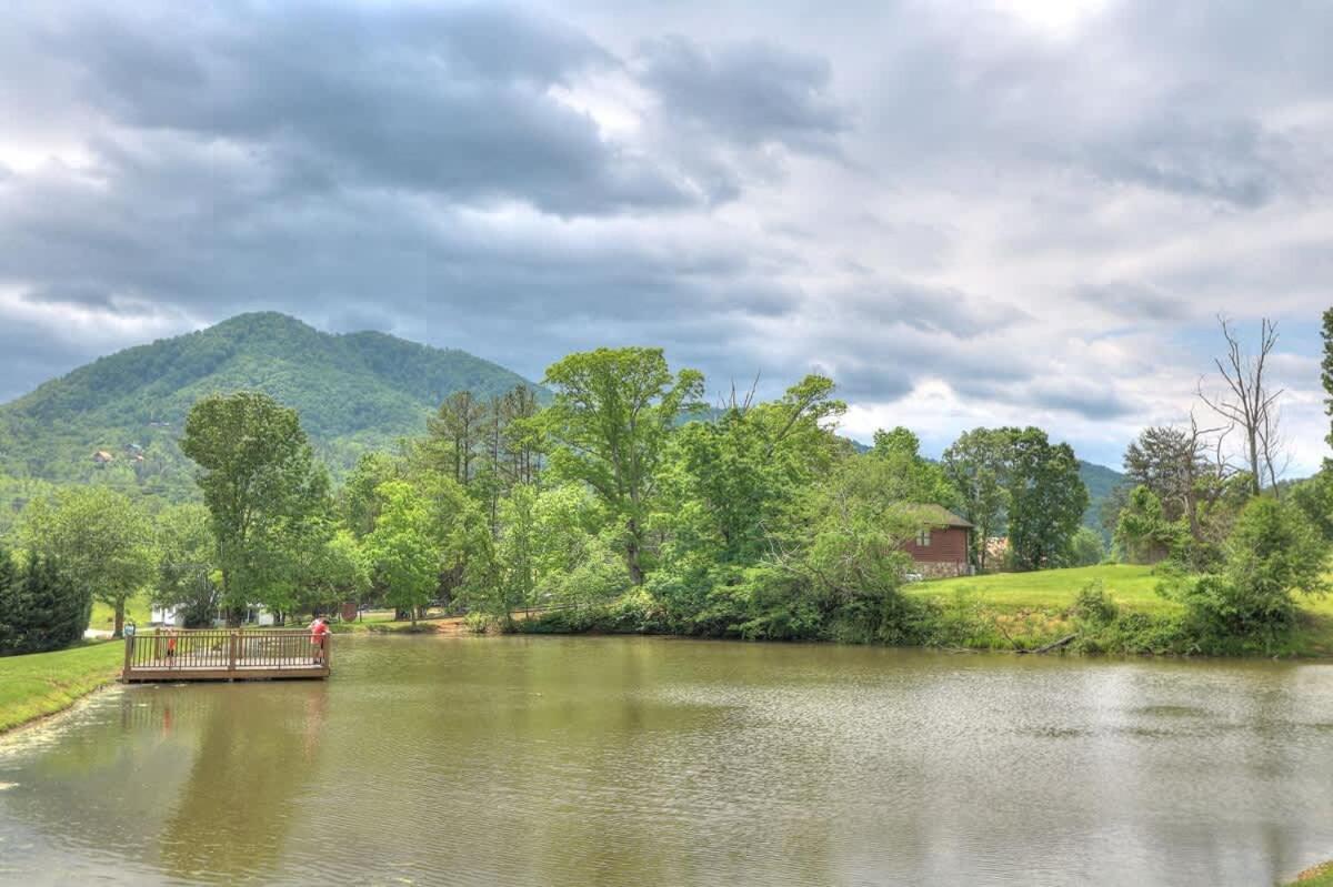 Gorgeous View. Hot Tub. Privacy. Fireplace. Pool & Fishing Access! Sevierville Exterior foto